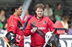 Goalie Derek van Essen (r)